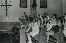 OVI-00001316 kinderen in de banken RKkerk tijdens 1e communiefeest